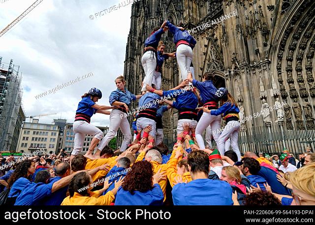 06 June 2022, North Rhine-Westphalia, Cologne: Around 180 human tower builders from the Castellers de la Vila de Gracia human tower association from Cologne's...