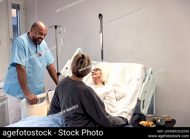 Nurse talking to patient in hospital