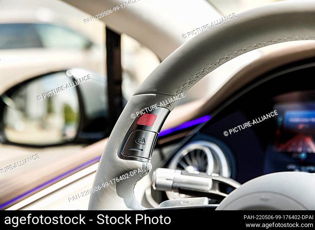 05 May 2022, Berlin: The steering wheel in a moving Mercedes of the type EQS 580 4Matic, when using the Drive Pilot, a technology of Mercedes Benz AG for...