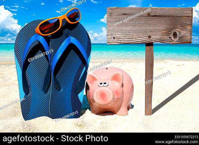 Sparschwein, Flips Flops und leeres Holzschild am Strand
