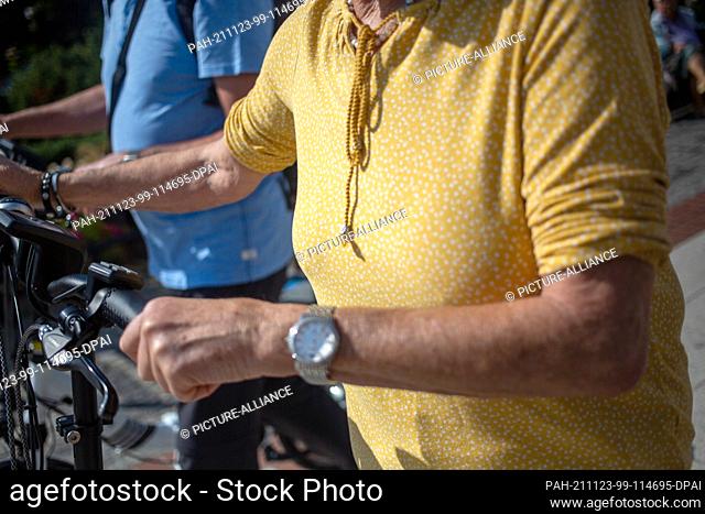 PRODUCTION - 06 September 2021, Poland, Swinemünde: An elderly couple pushes their bikes on the street. Photo: Fernando Gutierrez-Juarez/dpa-Zentralbild/ZB