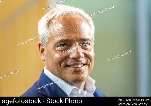 01 July 2021, Saxony, Dresden: Tom Caulfield, CEO of Globalfoundries, stands in the chip factory of Globalfoundries during a visit of the Federal Minister of...