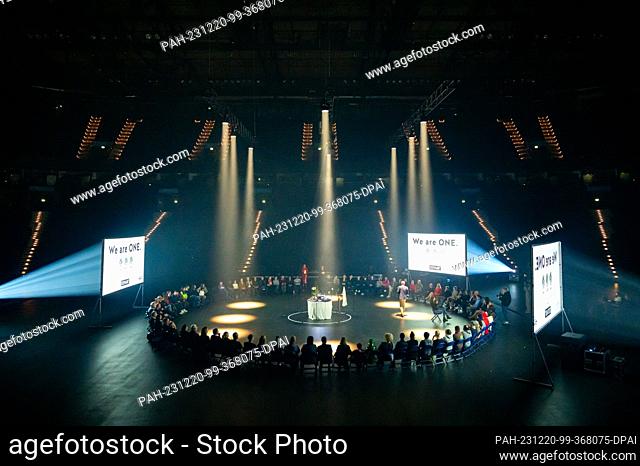 dpatop - 20 December 2023, Hamburg: The participants sit in a circle in the middle of the Barclays Arena before the event