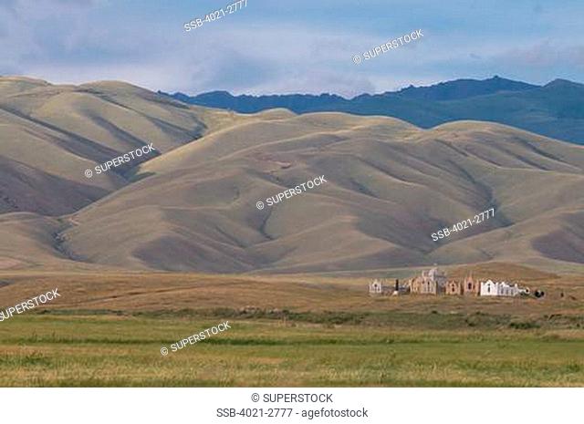 Kyrgyzstan, Naryn, Mountain landscape with meadows