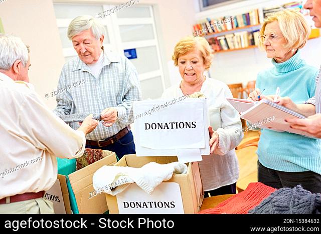 Senioren als freiwillige Helfer sammeln Kleiderspende für Bedürftige im Altenheim