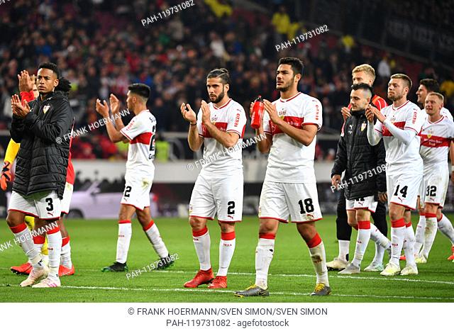 Stuttgarter players clap after the end of the game before the Stuttgart Ultras applause. Action. v.li:Dennis AOGO (VFB Stuttgart)