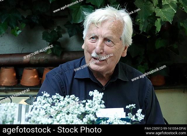 PRODUCTION - 07 September 2023, Hamburg: Author Arno Surminski in his garden. In his new book ""Als die Stadt brannte"" (When the City Burned), the author