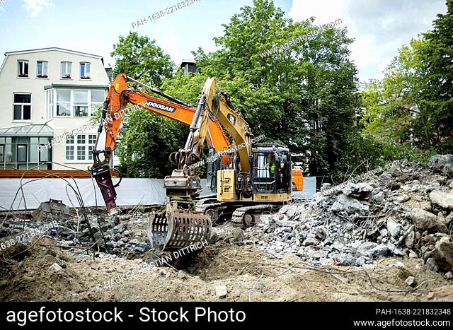 Two excavators on a construction site in Oldenburg (Germany), 04 August 2020. - Oldenburg/Niedersachsen/Deutschland