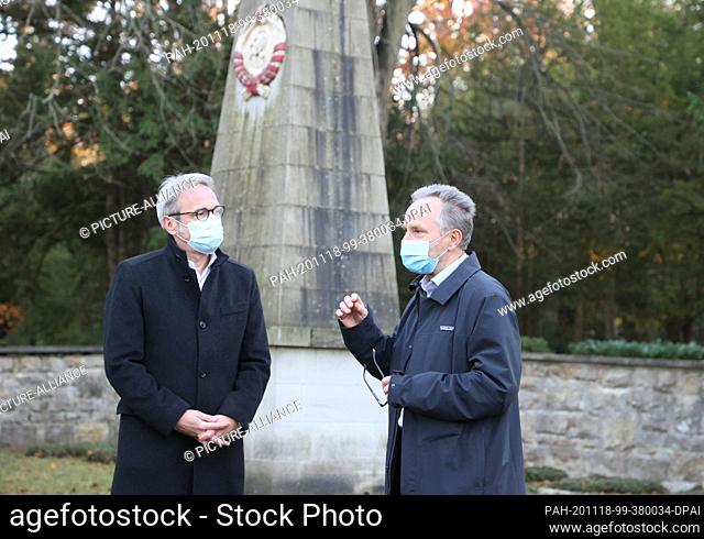 18 November 2020, Thuringia, Apolda: Georg Maier (SPD, l), Minister of the Interior of Thuringia, speaks at the cemetery with Michael Krapp