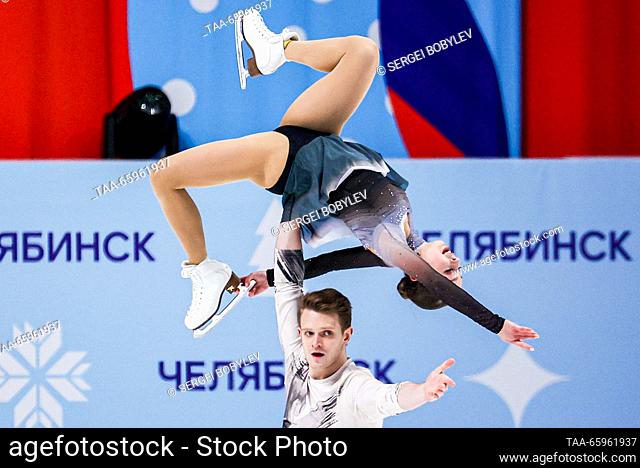 RUSSIA, CHELYABINSK - DECEMBER 21, 2023: Pair skaters Aleksandra Boikova and Dmitry Kozlovsky perform a lift during a pairs' short programme event as part of...