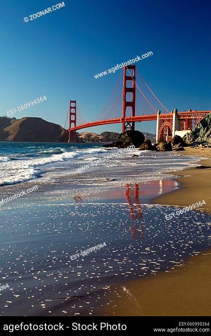 Blick von Marshalls Beach auf die Golden Gate Bridge im Abendlicht in San Francisco, Kalifornien, USA. View from Marshalls Beach on the Golden Gate Bridge in...