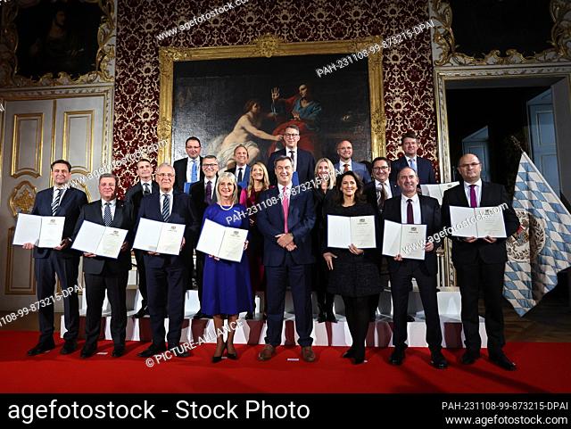 08 November 2023, Bavaria, Munich: Group picture of the Bavarian cabinet with appointment certificates: 1. Row l-r: Georg Eisenreich (CSU)