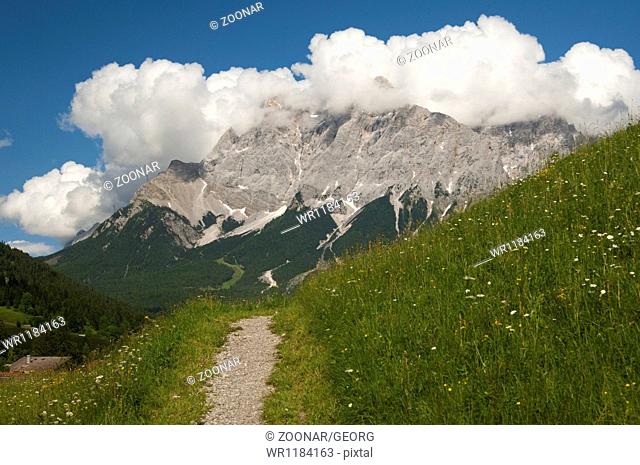 Hiking trail in the Ehrwald hiking area, Tyrol