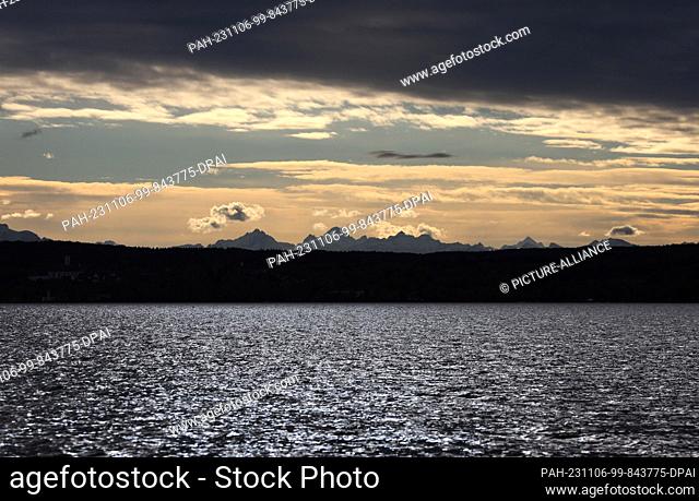 06 November 2023, Bavaria, Herrsching: Lake Ammersee glistens in the sunshine against the backdrop of the Alps. Photo: Karl-Josef Hildenbrand/dpa