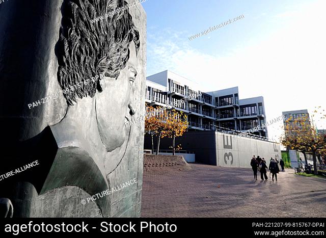 PRODUCTION - 07 December 2022, North Rhine-Westphalia, Duesseldorf: A bronze monument on the grounds of the Düsseldorf Heinrich Heine University for the...