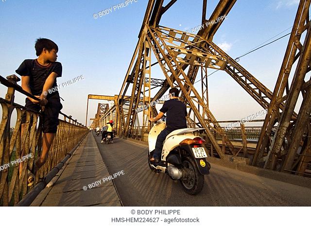 Vietnam, Hanoi, Old City, the movement Doumer Bridge