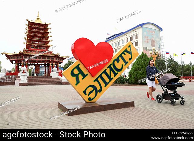 RUSSIA, ELISTA - 16 de septiembre de 2023: Una señal "Me encanta elista" en la plaza de Lenin. Visto detrás es la Pagoda de Siete Días