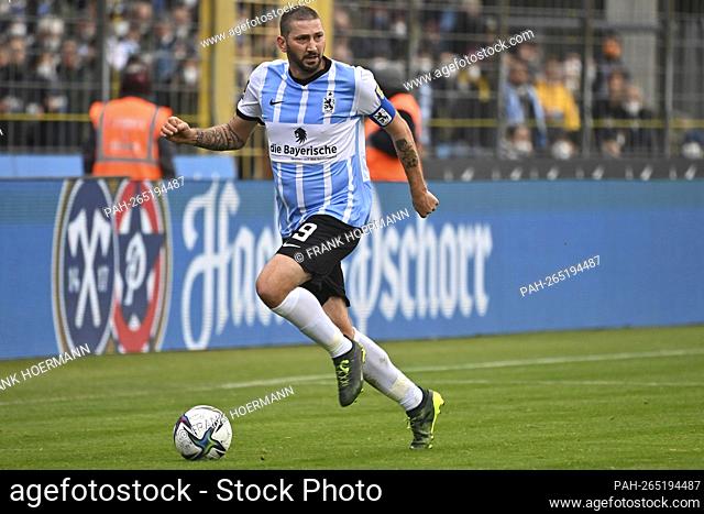 Sascha MOELDERS (TSV Munich 1860), action, individual action, single image, cut out, whole body shot, whole figure football 3rd division, Liga3, 16