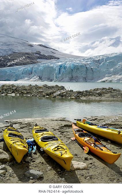 Kayaks, Austdalsbreen Glacier, Styggevatnet Lake, Jostedalsbreen Icecap, Sogn og Fjordane, Norway, Scandinavia, Europe