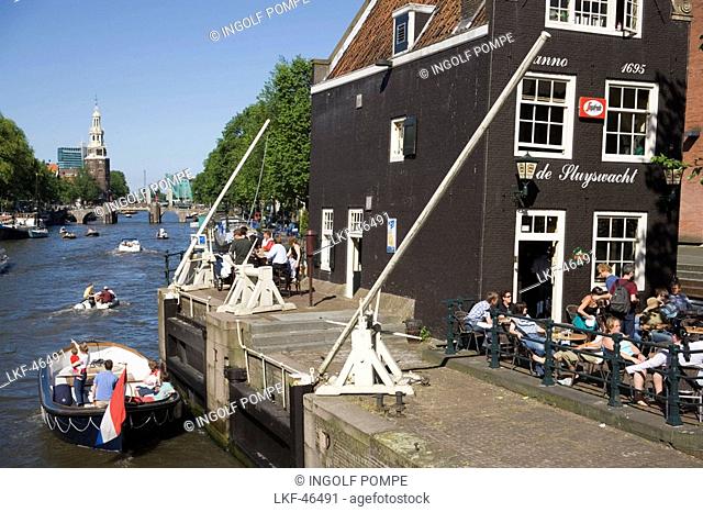 People, de Sluyswacht, Oude Schans, Boats, Cafe de Slujswacht, a typical brown cafe at canal Oude Schans, Amsterdam, Holland, Netherlands