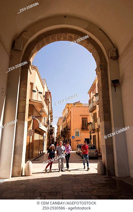 Tourists in front of La Porta Nuova, the New Gate, Marsala, Sicily, Italy, Europe