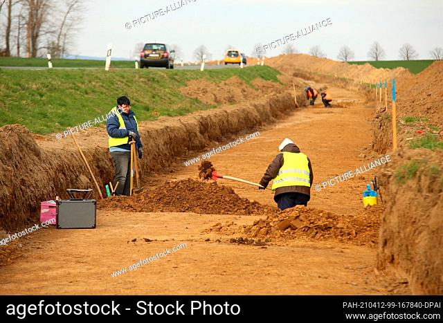 09 April 2021, Saxony-Anhalt, Derenburg: Archaeological investigations on a construction site between Derenburg and Silstedt in the Vorharz region