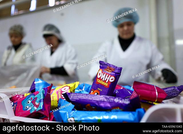 RUSSIA, LUGANSK - DECEMBER 21, 2023: Packing New Year goodie bags at the Lakond confectionery factory. Alexander Reka/TASS