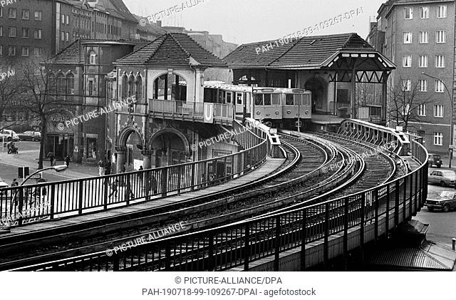 FILED - 01 January 1976, Berlin: Berlin-Bezirke / Kreuzberg / 1976 Schlesisches Tor with underground, elevated railway. The station was the last stop before...