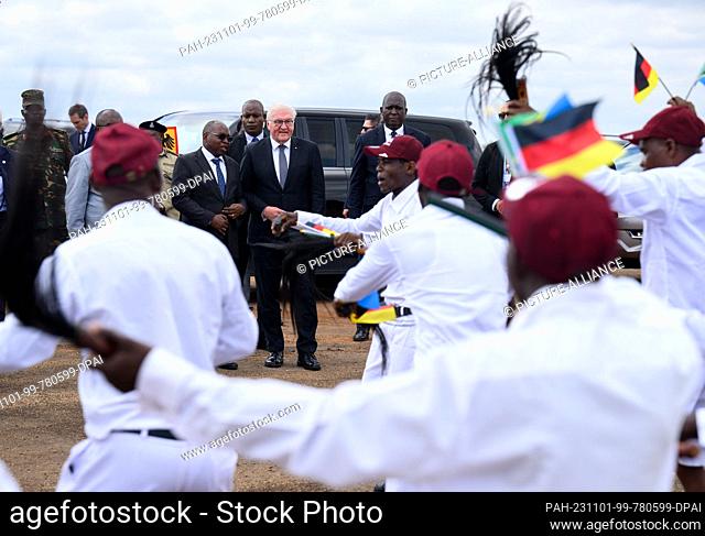 01 November 2023, Tanzania, Songea: German President Frank-Walter Steinmeier is greeted at Songea Airport by Labian Thomas (r), Prime Minister of Ruvuma