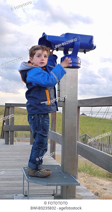 little boy is to small to come up the coin telescope, Netherlands