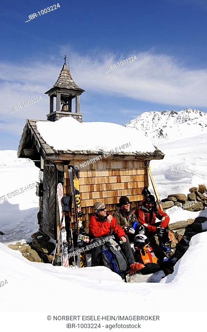 Ski mountaineerers taking a break at Markkirchl, Salzachjoch, Kelchsau, Kitzbuehl Alps, Tyrol, Austria, Europe