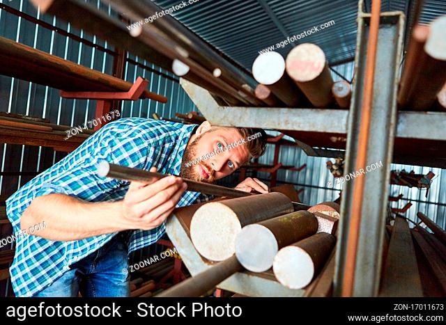 Arbeiter als Lagerist bei der Bestandskontrolle im Materiallager der Fabrik oder Schlosserei