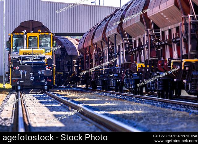 23 August 2022, Mecklenburg-Western Pomerania, Rostock: A vehicle pushes wagons of the first freight train with corn from Ukraine to the grain terminal in the...