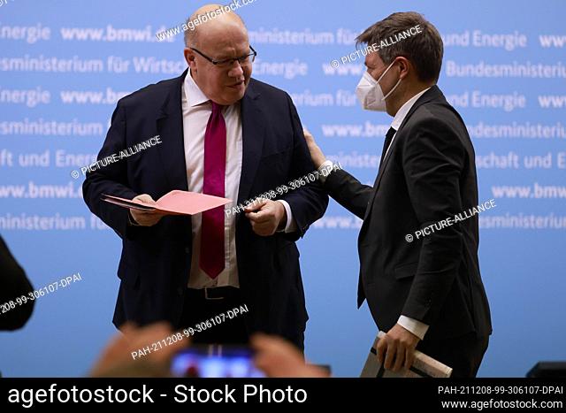 08 December 2021, Berlin: Peter Altmaier (CDU, l), former Minister of Economics, and Robert Habeck (Greens), Minister of Economics