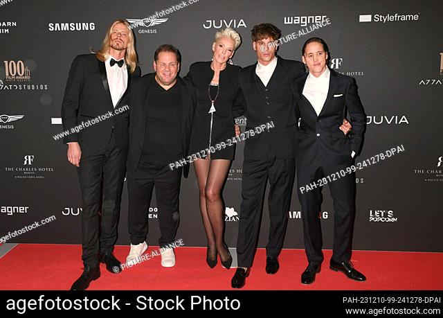 09 December 2023, Bavaria, Munich: Filmmaker Mayk Azzato (2nd from left), actress Brigitte Nielsen stand with Nielsen's sons Kilian (l)