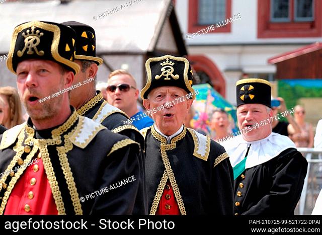 25 July 2021, Saxony, Freiberg: Ensemble members of mining and metallurgical associations sing in front of the town hall at the Freiberg Bergstadtsommer