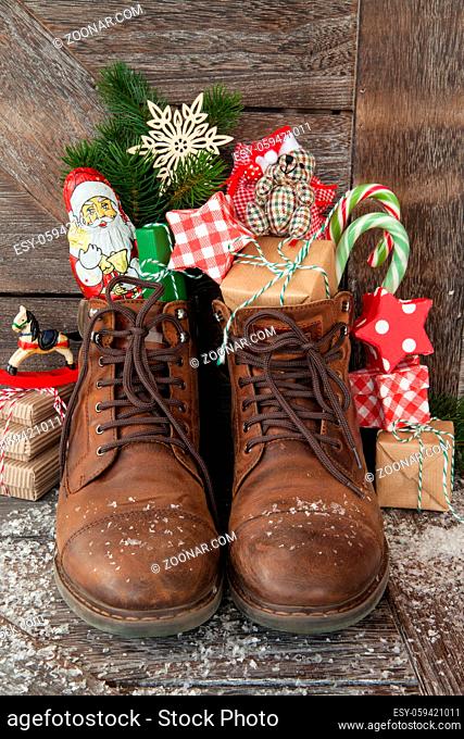 Braune Lederstiefel mit Geschenken und Suessigkeiten zu Weihnachten