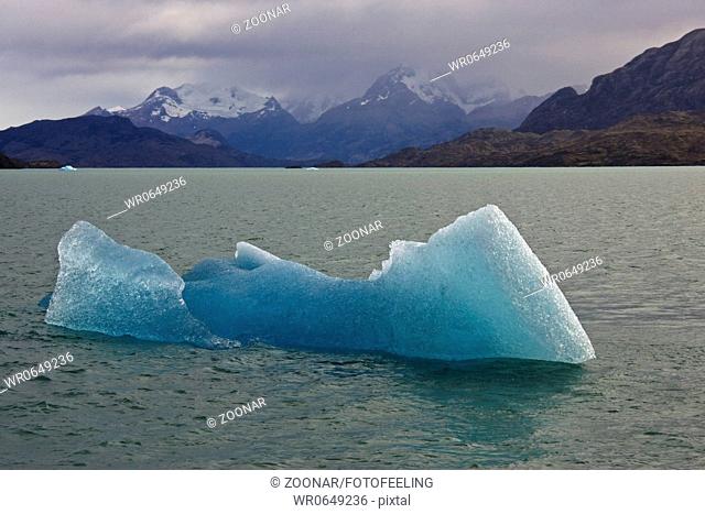 Eisberg im See Lago Argentino, Nationalpark Los Glaciares, Argentinien, iceberg in the lake Lago Argentino, Argentina
