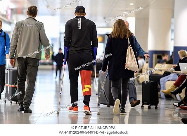 02 December 2018, Bavaria, München: Ski racer Thomas Dreßen (M) arrives at the airport in Beaver Creek after his heavy fall on the descent
