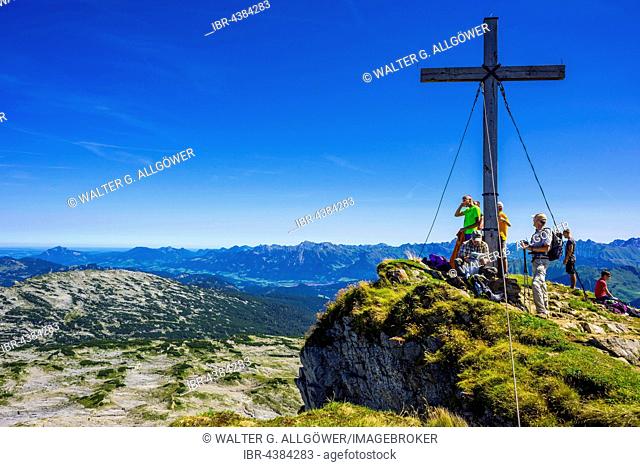 Hikers at summit, summit cross, Hoher Ifen, 2230m, Allgäu Alps, border, Bavaria, Germany, Vorarlberg, Austria