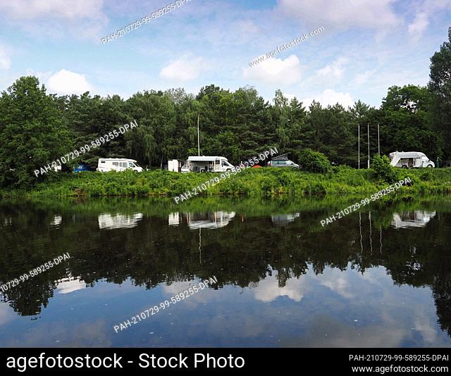22 July 2021, Brandenburg, Kleinmachnow: Motorhomes are parked on the banks of the Teltow Canal at the Hotel- und Citycamping Süd campsite
