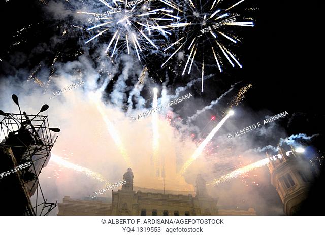 Fireworks during the cabalgata de los Reyes Magos (Cavalcade of Magi) held on January 5. Paseo de la Castellana, Plaza de Cibeles, Madrid, Spain