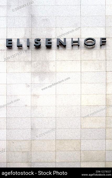 München, Deutschland - Juni 30, 2018: Das Logo und die Fassade des Elisenhofes, einem Geschäftshaus am 30. Juni 2018 in München
