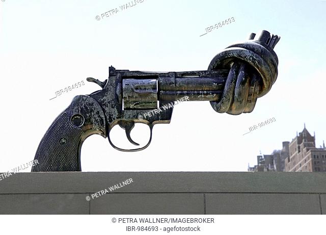 Sculpture NON VIOLENCE, Knotted Gun by Carl Fredrik Reuterswaerd, United Nations Building, UN Headquarters, Manhattan, New York City, NYC, New York