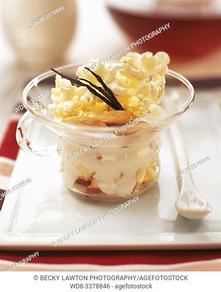 yogur con palomitas y platano / yogurt with popcorn and banana