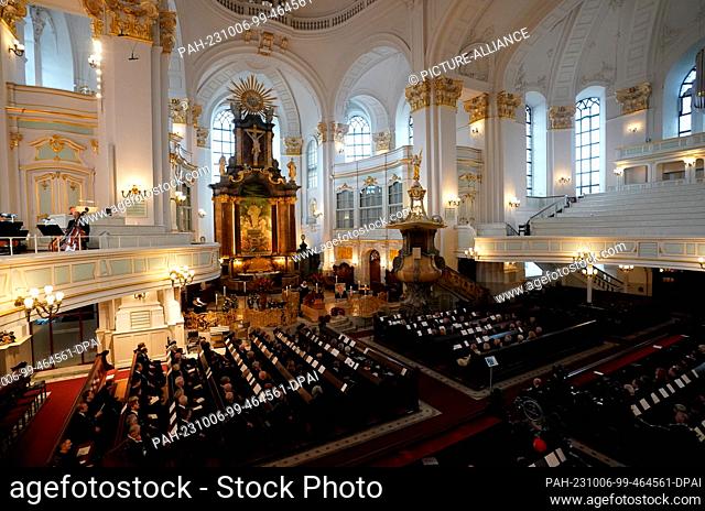 06 October 2023, Hamburg: Head pastor Alexander Röder stands behind the coffin during the funeral service for former Hamburg mayor Hans-Ulrich Klose at the...