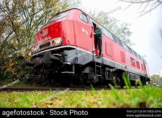 15 November 2023, Lower Saxony, Oldenburg: Roland Sandkuhl, a self-employed train driver from Oldenburg, looks out of the driver's cab of his 1965 DB series V...