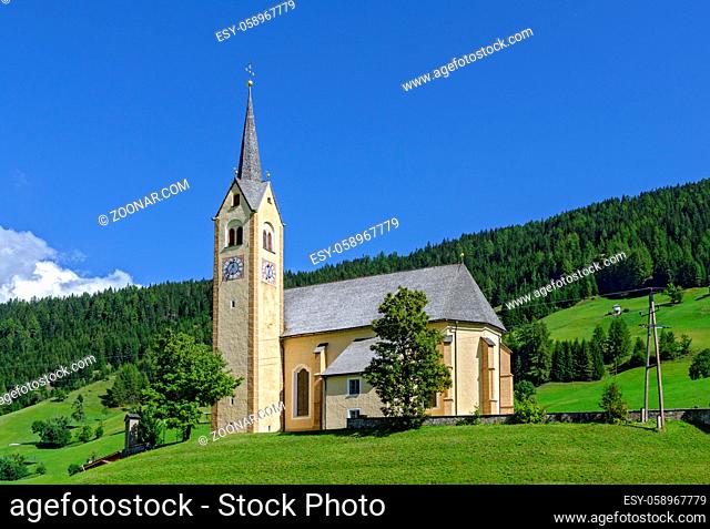 Dorfkirche von Kartitsch auf einem Hügel im Lesachtal in Osttirol, Österreich; village church of Kartitsch on a hill in the Lesach valley of Eastern Tirol