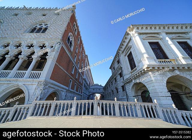 Ponte della Paglia, Bridge of Sighs and doge's Palace during Coronavirus lockdown, Venice, Italy, Europe
