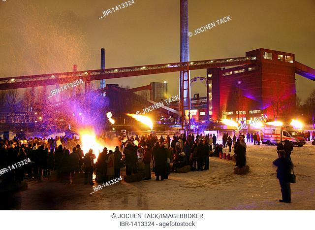 Bonfire against the backdrop of the Kokerei Zollverein coking plant, with different light and fire installations at the GlueckAuf2010 cultural festival at the...